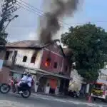 Incêndio atinge casa em Cachoeiro de Itapemirim; veja vídeos