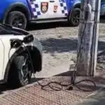 Guarda flagra “gato” de energia em poste para abastecer carro em Vitória