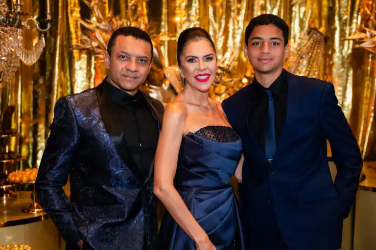 A aniversariante Raigna Vasconcelos com seus amores, Sergio e Thales. Crédito Wanderson Lopes
