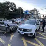 Batida entre carro e ambulância trava trânsito em Vitória