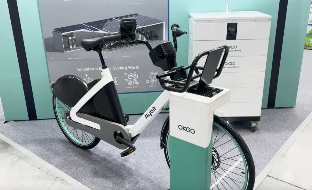 Bicicleta elétrica apresentada em feira de tecnologia em Taiwan integra sistema abastecido por energia solar voltado à mobilidade urbana sustentável