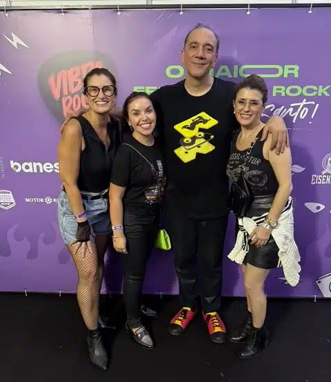 Bruno Gouveia, vocalista do Biquini Cavadão e as amigas Sabrina Fonseca, Dalete Campelo e Ana Paula Vilas Boas