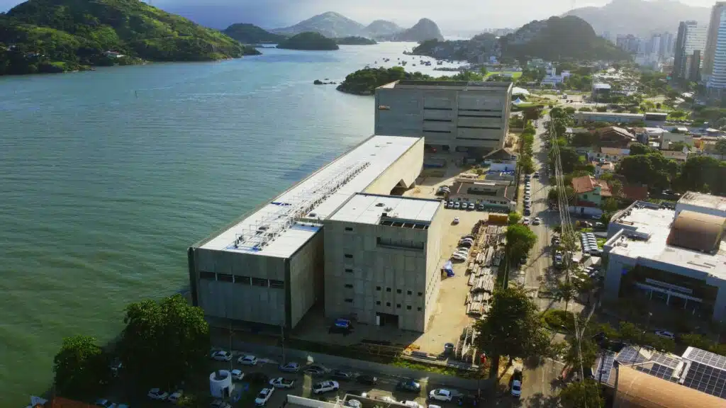 Vista aérea do Cais das Artes em Vitória
