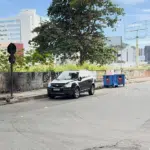 Ousadia na Praia da Costa: homem tenta roubar bateria de carro de dia