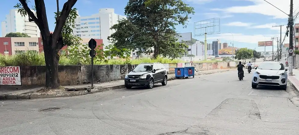 Ousadia na Praia da Costa: homem tenta roubar bateria de carro de dia