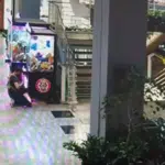 Inusitado: homem rouba dinheiro de máquinas de pelúcia em shopping do ES