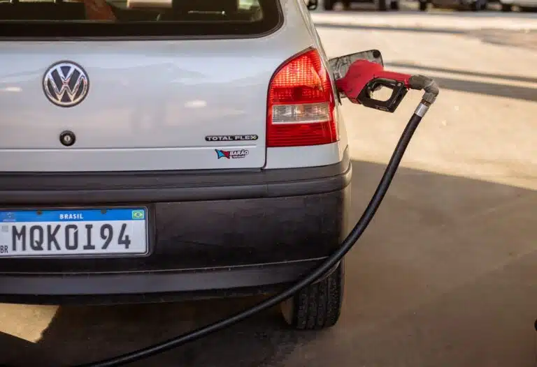 Carro abastecendo de gasolina