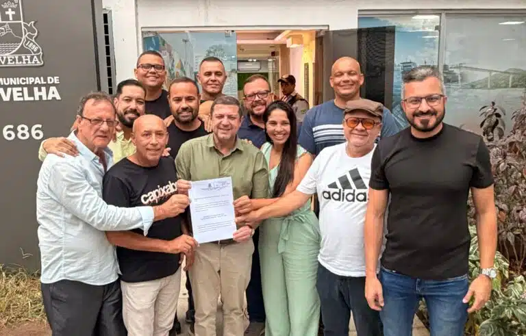 Chapa presidida por Joel Rangel (ao centro) é protocolizada na Câmara de Vila Velha