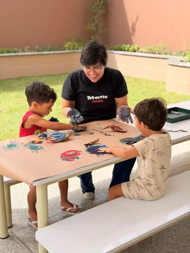 Crianças em aula de Pintura na Terracota