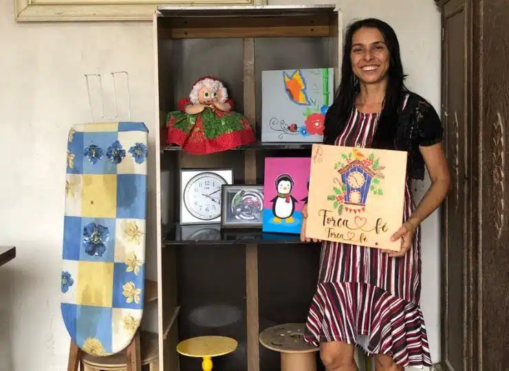 Depois de enfrentar a perda de dois filhos, Geovana da Conceição transformou um cômodo da casa em ateliê
