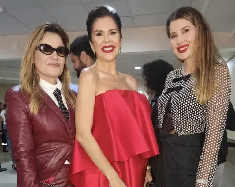 Querida da Adri, Raigna Vasconcelos sempre um luxo, com a anfitriãs da noite SV Privilege, Priscila Passamani e Isabella Redighieri