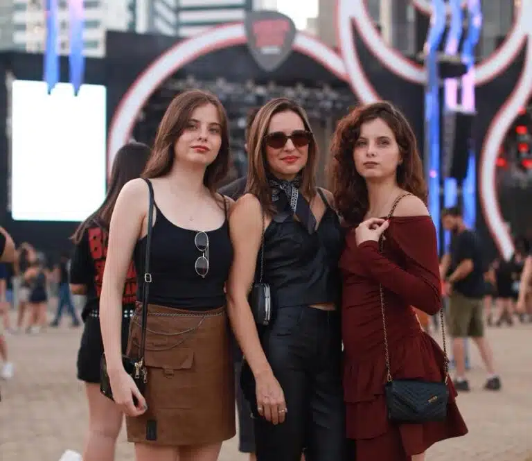 Larissa, Emily e Bianca Santiago Altoé. Crédito_ Emmanuel Freitas