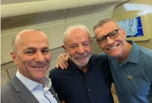 Helder Salomão, Lula e Fabiano Contarato no avião que os levou de Brasília a Vitória (21/05/2026). Foto: reprodução Instagram