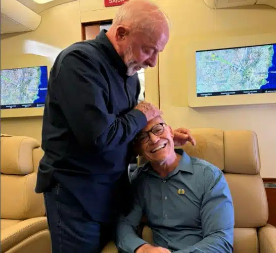 Lula faz carinho em Contarato no avião presidencial, em voo de Brasília a Vitória. Foto: Reprodução Instagram (Helder Salomão)