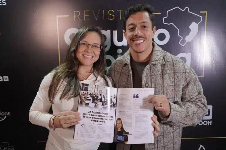 Marcella Amorim, Diretora Executiva da JA ES, apresentando a matéria especial da revista sobre os 25 anos da organização