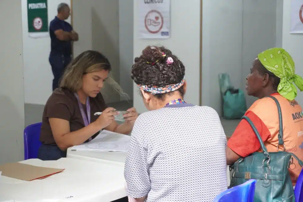 Moradores receberam atendimento e orientações durante o mutirão social promovido pela Igreja Cristã Maranata no Maanaim de Carapina, na Serra