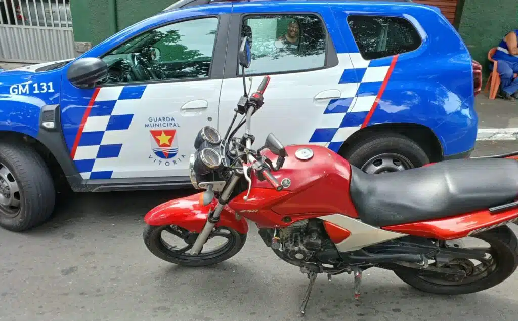 Moto adulterada é apreendida em orla de Santo Antônio, em Vitória