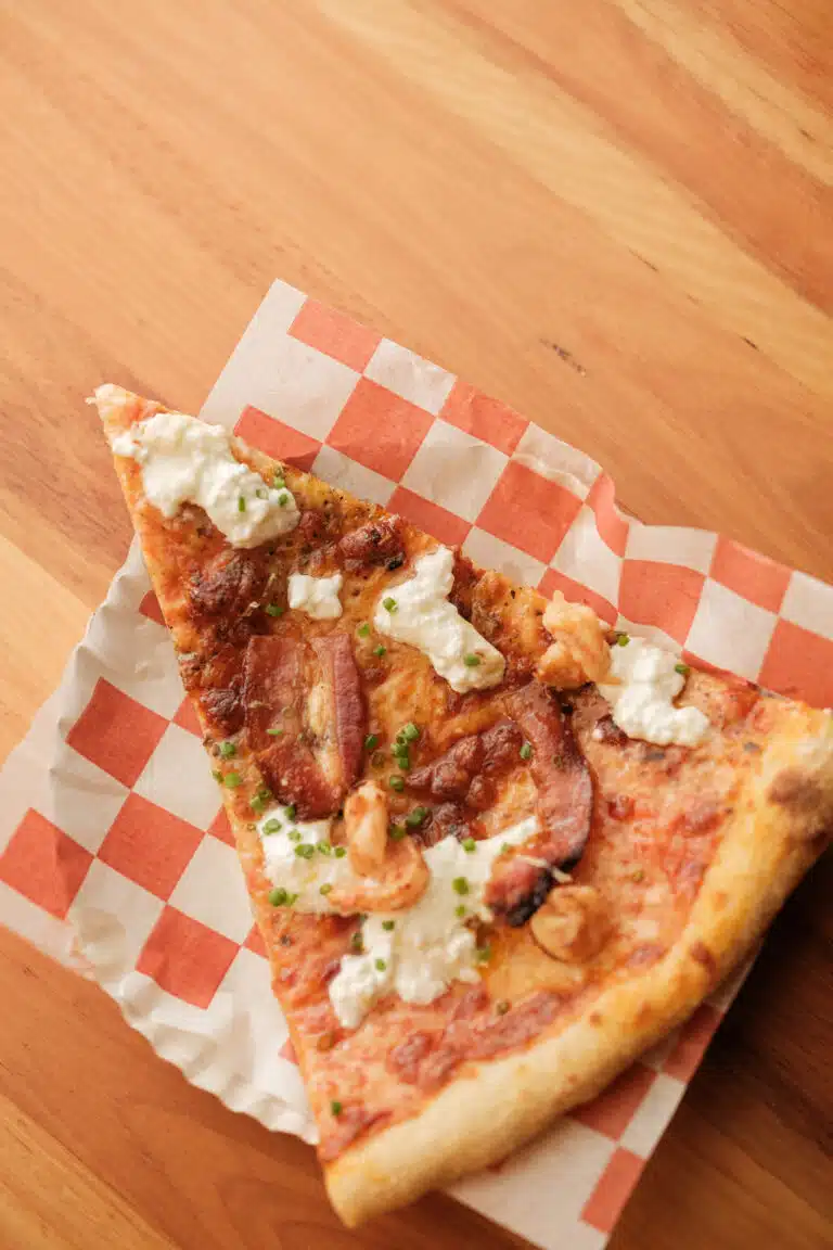 Pizza de camarao, stracciatella, bacon e mel picante R$26,00.jpg