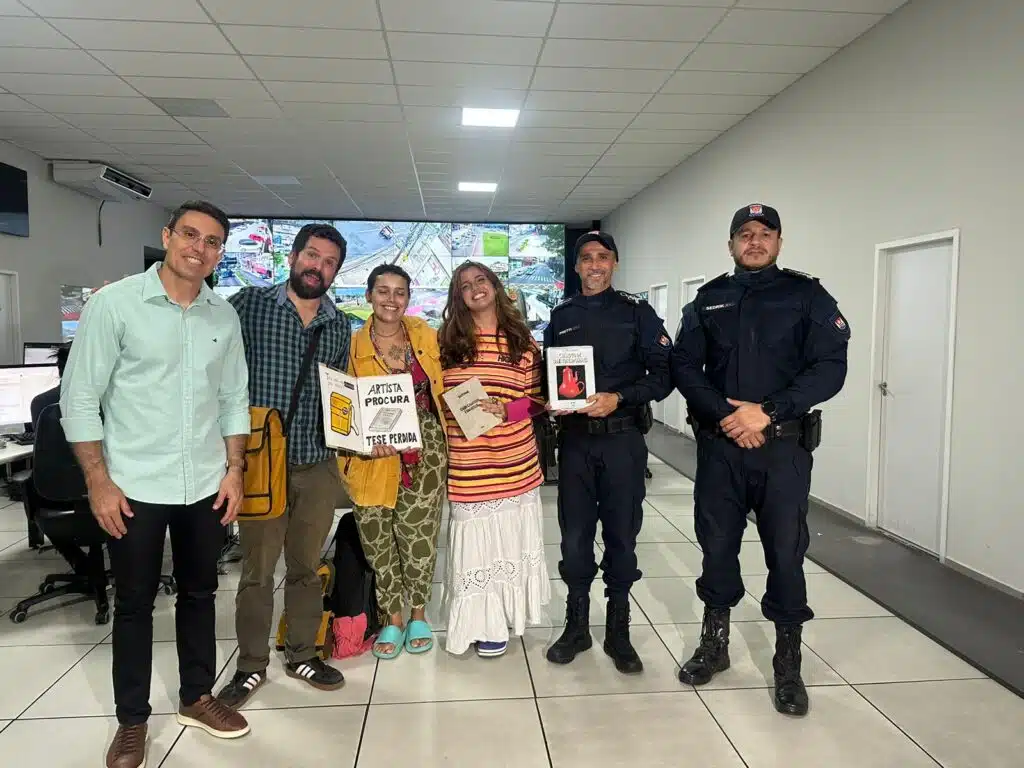 Professor Cauê Maia, amigos e agentes da Guarda de Vitória durante a entrega da bolsa com a tese de doutorado recuperada após quase um mês desaparecida.