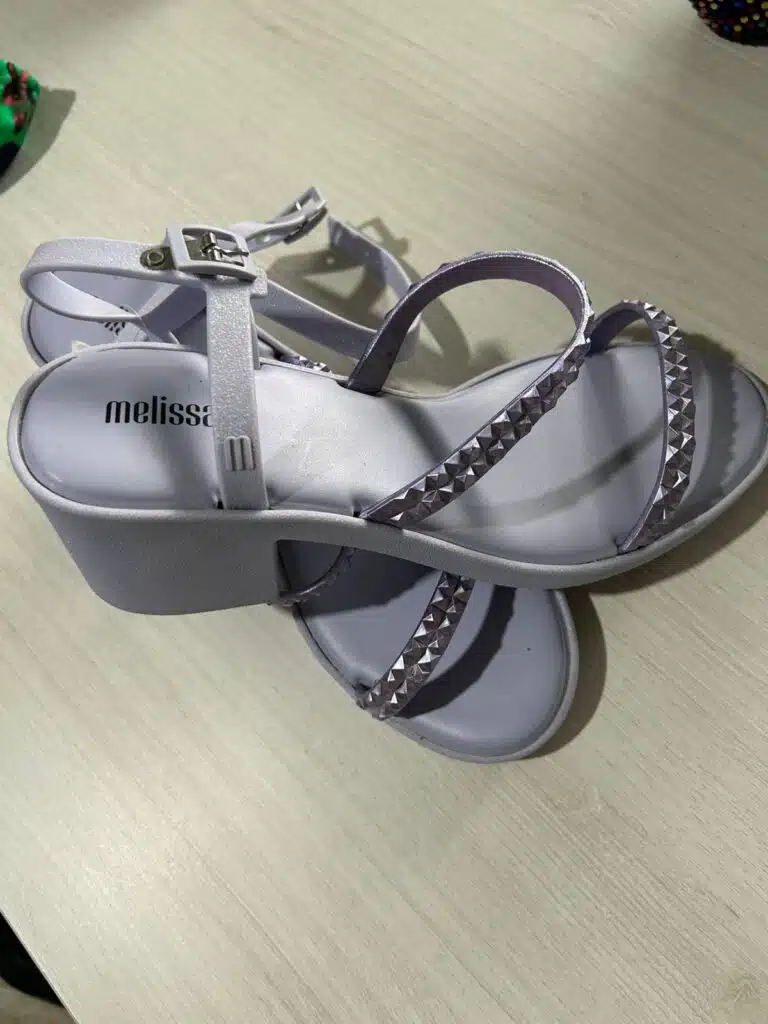 Sandália da Melissa em Bazar de Cristóvão Colombo, em Vila Velha