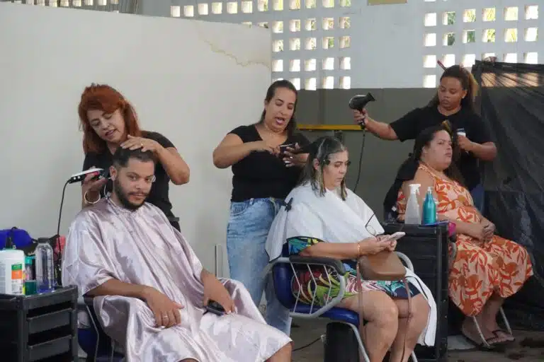 Serviços gratuitos de beleza, como corte e escova, fizeram parte dos atendimentos oferecidos durante a ação social realizada na Serra