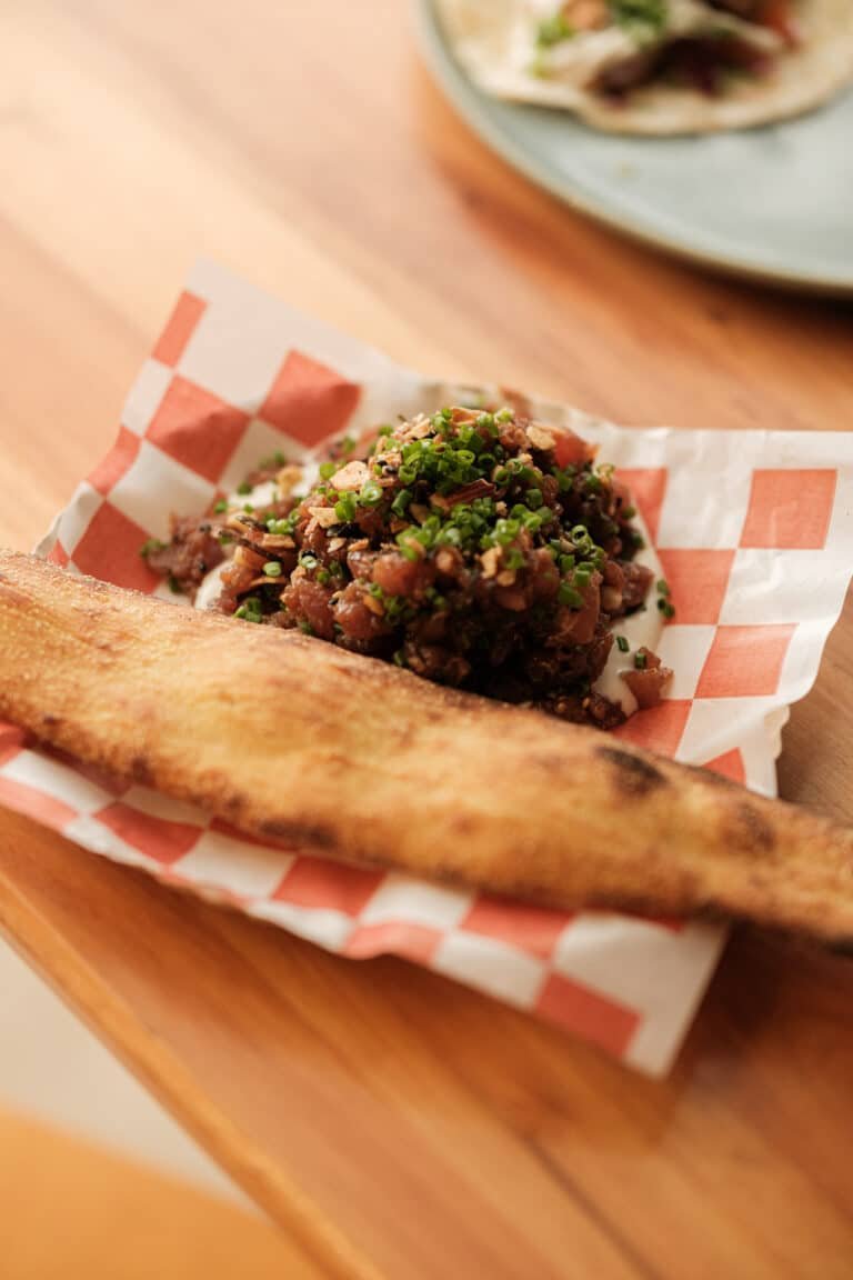 Tartare de atum, furikake caseiro acompanhado de paozinho da casa R$48.jpg