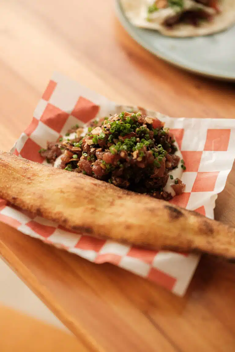 Tartare de atum, furikake caseiro acompanhado de paozinho da casa R$48.jpg