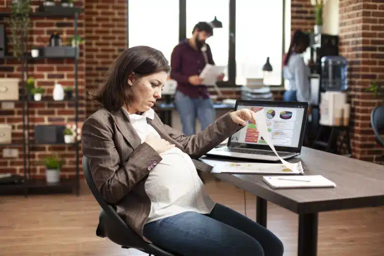 Grávidas têm estabilidade no emprego? Entenda seus direitos