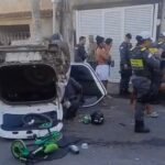 Jovem foge de blitz, destrói carros, atinge casa e capota com a família no ES