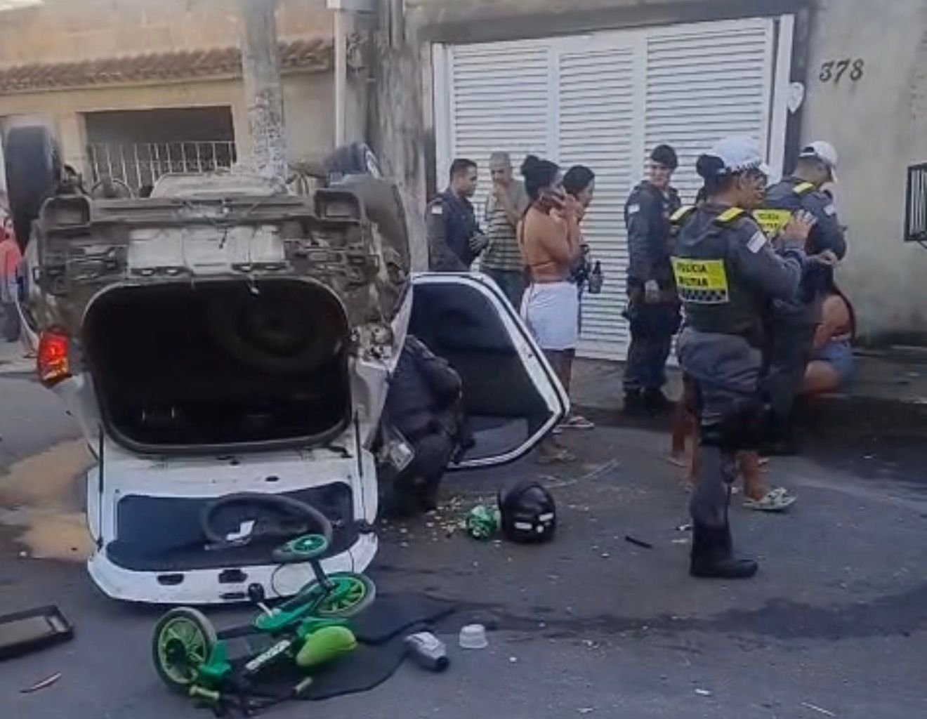 Jovem foge de blitz, destrói carros, atinge casa e capota com a família no ES