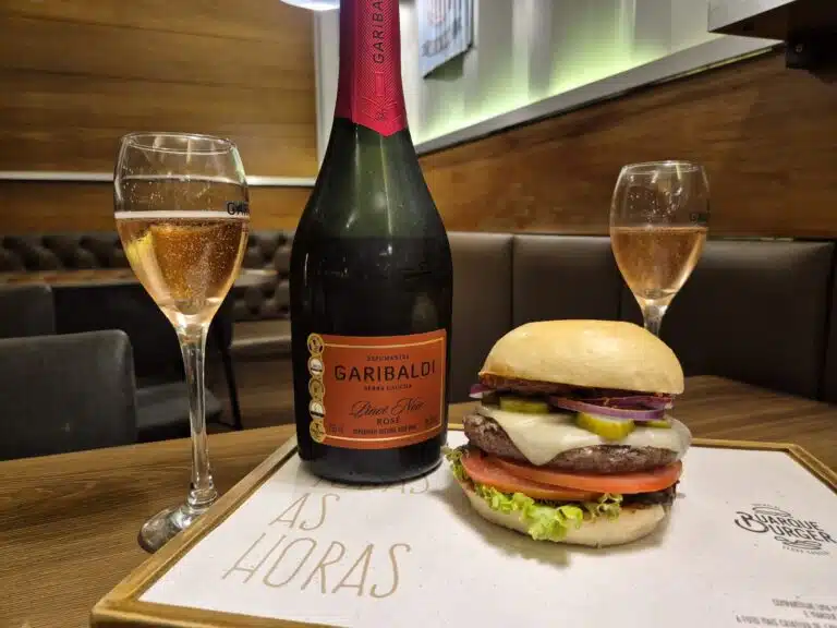 Dia do Hambúrguer: veja como harmonizar vinho com sanduíche