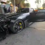 Vídeo | Carro de luxo é abandonado após acidente em Vitória