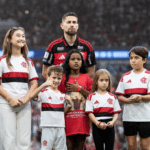 Menina de Vila Velha emociona as redes indo em jogo do Flamengo