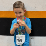 Menino com paralisia cerebral viraliza ao completar 1ª corrida
