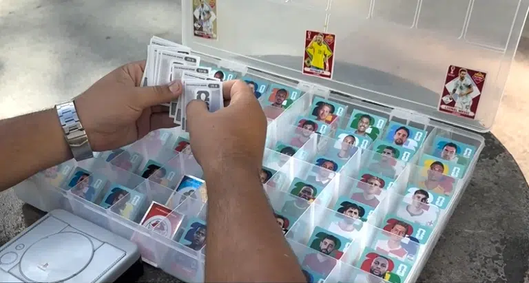 Álbum da Copa: troca de figurinhas vira até fonte de renda no ES
