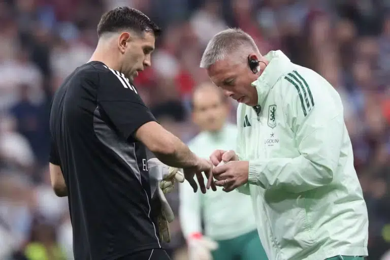 Dibu Martínez sofre fratura e vira dúvida para estreia da Argentina