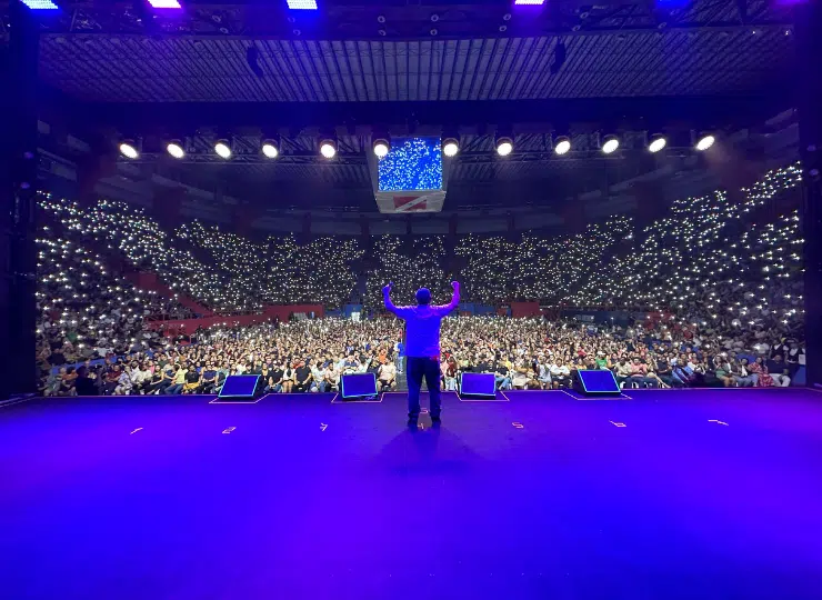 Raphael Ghanem em espetáculo de humor. Foto: divulgação