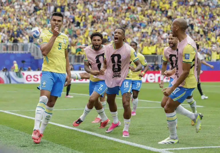 Brasil vira sobre o Japão e avança às oitavas da Copa do Mundo