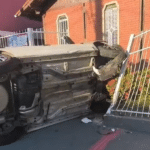 Carro invade calçada, derruba grade de igreja e tomba no ES
