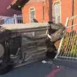 Carro invade calçada, derruba grade de igreja e tomba no ES
