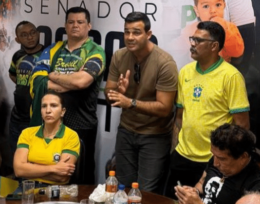 Diego Cassotto fala a correligionários em reunião do PL-ES, entre Gilvan da Federal, Pastor Dinho, Magno Malta e Maguinha Malta. Foto: reprodução Instagram