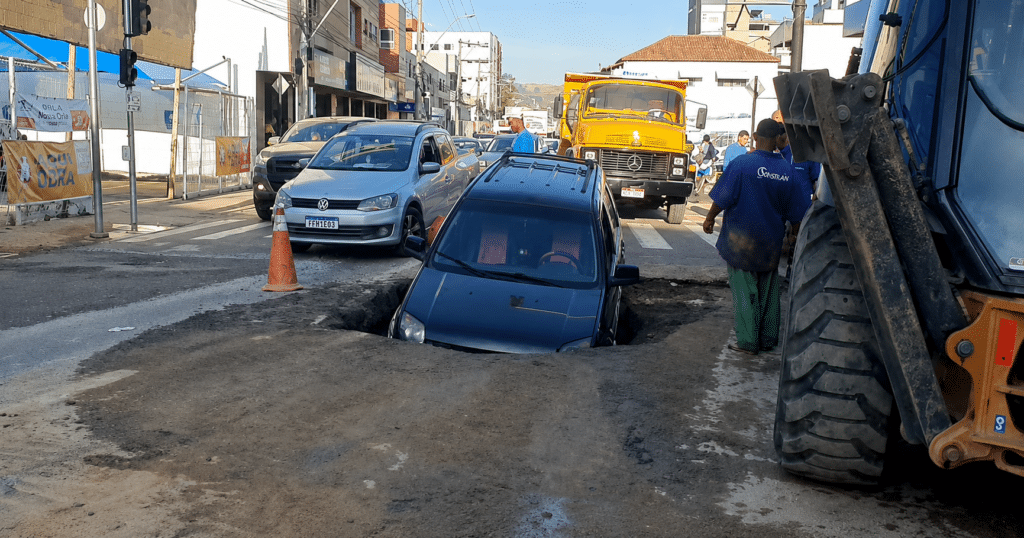 Carro afunda em cratera aberta após rompimento de adutora no ES