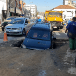 Carro afunda em cratera aberta após rompimento de adutora no ES