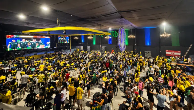 Torcedores lotam points do Grupo SIM para acompanhar estreia do Brasil