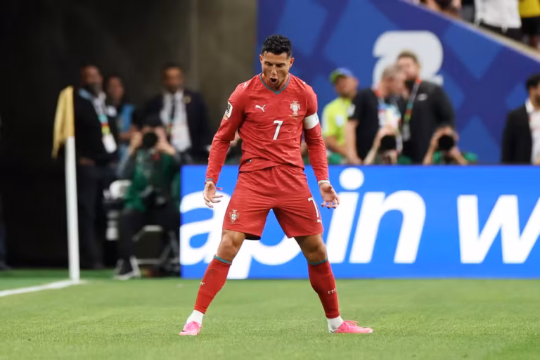 Cristiano Ronaldo se torna primeiro jogador a marcar em 6 Copas