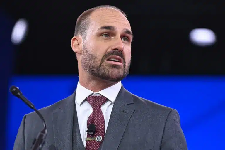 Condenação de Eduardo Bolsonaro acirra polarização e impacta 2026
