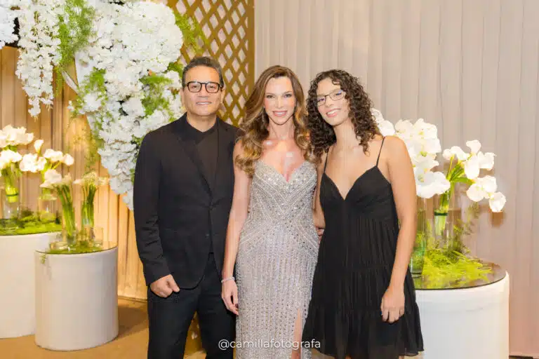 Elaine entre o marido Carlos Renato Martins e a filha Ana em noite de comemoração