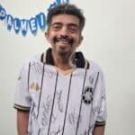 Torcedor do Rio Branco recebe camisa autografada após transplante