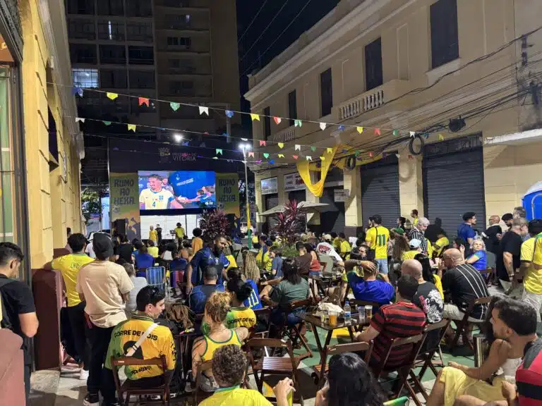 Telão no Centro de Vitória reúne centenas de torcedores para Brasil x Marrocos