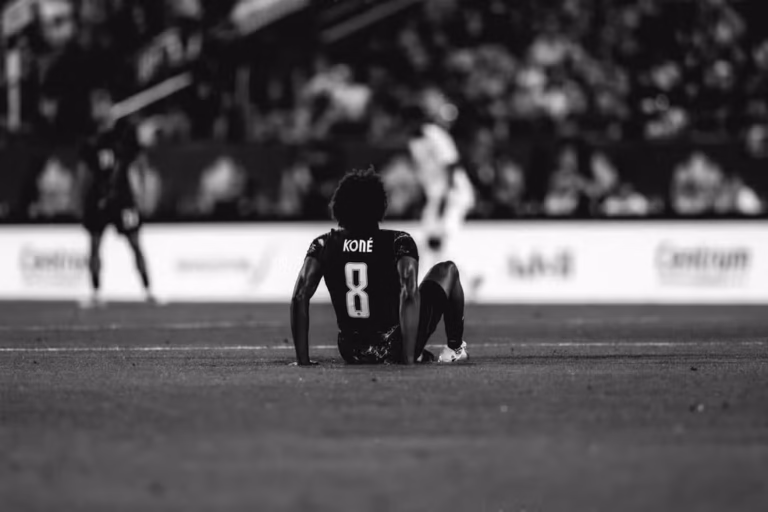 Koné se pronuncia após lesão e diz estar focado em recuperação